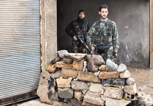 Nekdanji sirski vojak, ki je prestopil k upornikom, straži postojanko v provinci Homs v osrednji Siriji. Tudi tam je režim...