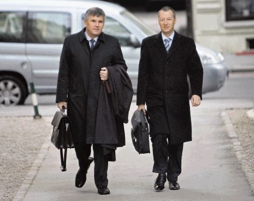 Bojan Pečenko, pooblaščenec Zvona Ena, je sodišču včeraj razkril pisni dogovor  Zvona Ena Holdinga z avstrijskim svetovalnim...