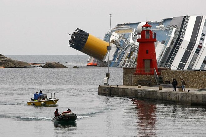 Costa Concordia je 13. januarja nasedla pred toskansko obalo. Po nekaterih podatkih bo reševanje trajalo do deset mesecev.