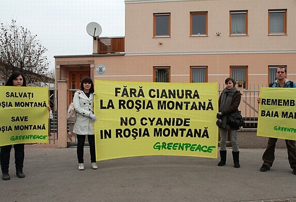 Slovenski aktivisti Greenpeaca protestirali pred romunskim veleposlaništvom