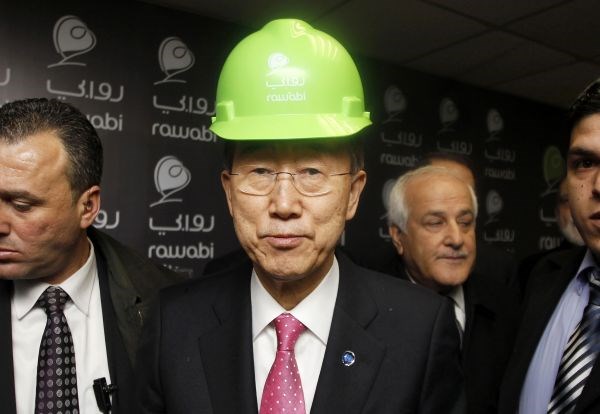 Ban Ki Moon z varnostno čelado na glavi ob obisku gradbenega območja v bližini Zahodnega brega.