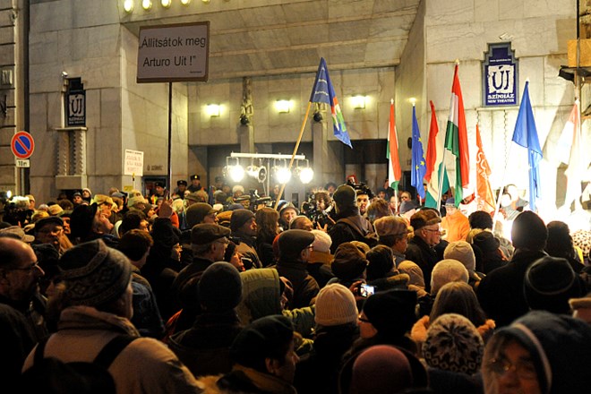 V Budimpešti protest proti novemu direktorju Novega gledališča