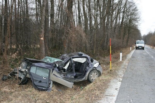 Avtomobil se je prevrnil na desni bok in s streho močno trčil v drevo ob cesti. Po trčenju je spet obstal na kolesih.
