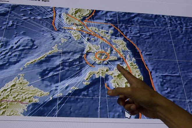 V močnem potresu na Filipinih umrlo 43 ljudi, pogrešajo jih še najmanj 40