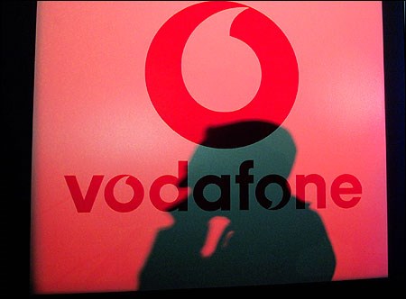 Vodafone je popustil pritiskom evropskih regulatorjev in opustil pogovore o združitvi grške enote z mobilnim operaterjem Wind...