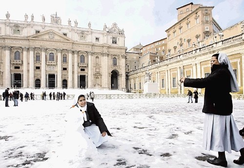 Sneg je pobelil tudi Trg svetega Petra, toda romantike je hitro konec, ko se Italijani vrnejo v svoje mrzle domove.