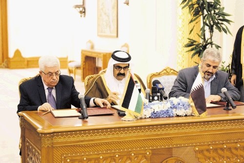 Palestinski predsednik Mahmud Abas (na fotografiji levo) in vodja Hamasa  Ismail Hanija (na fotografiji desno) sta v Dohi...