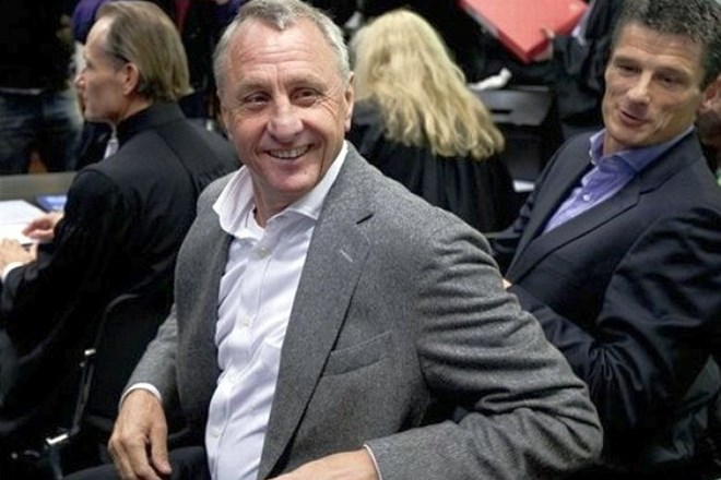 Cruyffa je pri pri pritožbi podpiralo 15 trenerjev kluba, med katerimi so tudi Frank de Boer, Dennis Bergkamp, Wim Jonk...