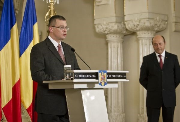 Mihai Razvan Ungureanu, desno od njega stoji predsednik Traian Basescu.