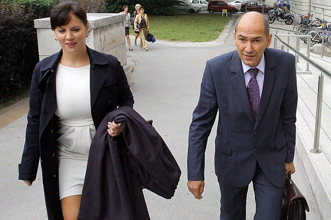 Janez Janša s svojo odvetnico Nino Zidar Klemenčič, ki je prepričana, da ne bo  nikakršnih težav z izvršitvijo pravnomočne...