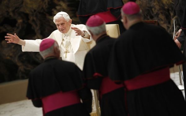 Z vprašanjem naslednika naj bi se že ukvarjal tudi papež Benedikt XVI.