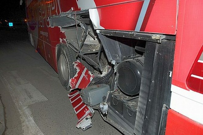 Avtobus s turškimi nogometaši jo je po trku z vlakom še dobro odnesel.