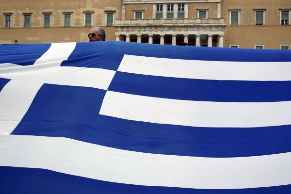 Grška zastava pred grškim parlamentom.