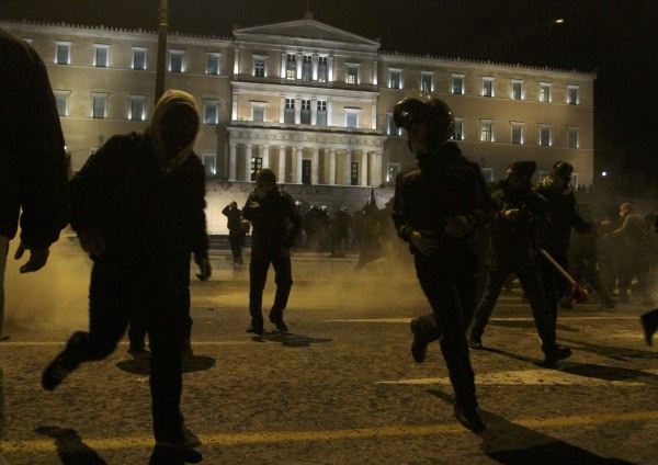 Včeraj so v Atenah izbruhnili spopadi med policijo in protestniki.