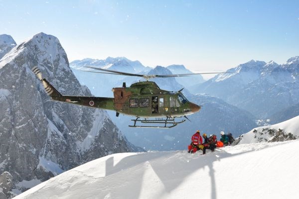 Po padcu so ugotovili, da ima alpinist hude poškodbe glave, zato so ga s helikopterjem odpeljali v ljubljanski klinični...