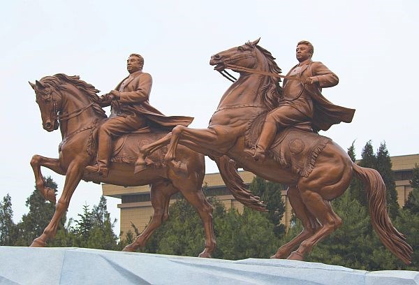 Spomenik Kim Il Sungu in Kim Jong Ilu, ki so ga razkrili pred 70. rojstnim dnem Kim Jong Ila.