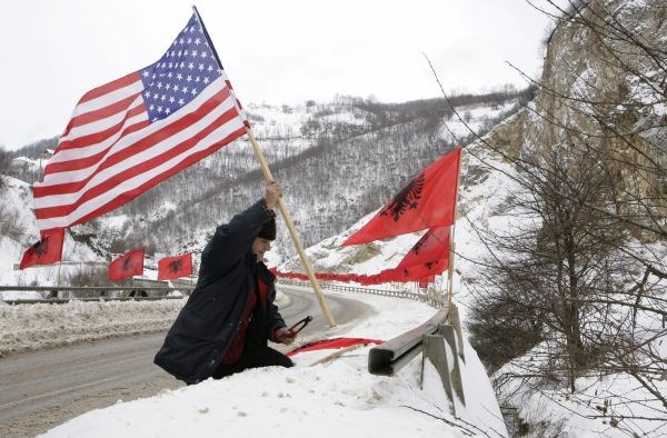 Priprave na obletnico so zaznamovale mnoge albanske in ameriške zastave.