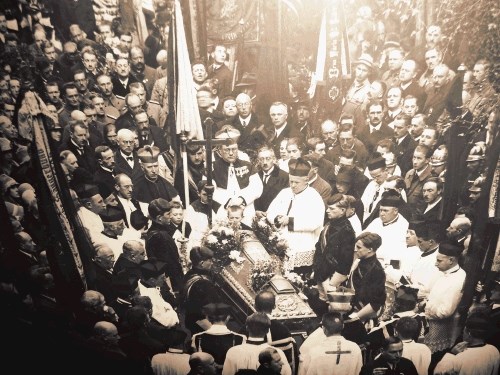 Pogreba Ottokarja Kernstocka leta 1928 (na fotografiji) se je udeležila množica  avstrijskih desničarskih skrajnežev, ki so...