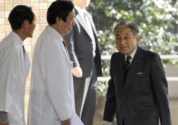 Japonski cesar Akihito je davi v Tokiu uspešno prestal operacijo na srcu.