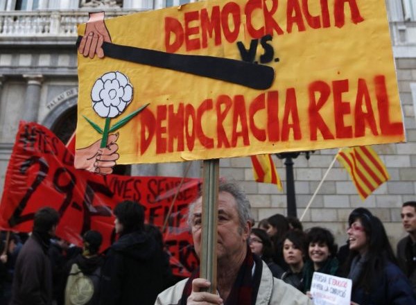Številni Španci so včeraj protestirali v znak solidarnosti z Grki, ki so prav tako predmet ostrih varčevalnih ukrepov.