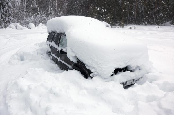 Streho avtomobila je opazil voznik motornih sani. Ko je z vozila očistil nekaj snega, je videl, da je v njem oseba, ki se...
