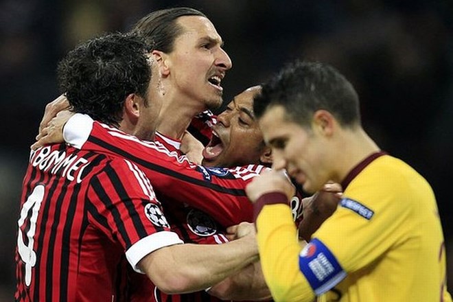 Zlatan Ibrahimović se je v sredo veselil visoke zmage nad Arsenalom, kapetanu topničarjev Robinu van Persieju (v ospredju) pa...