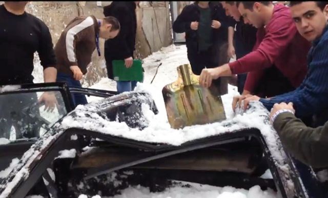 Video: Z zgradbe padel sneg in popolnoma uničil avtomobil, voznik preživel