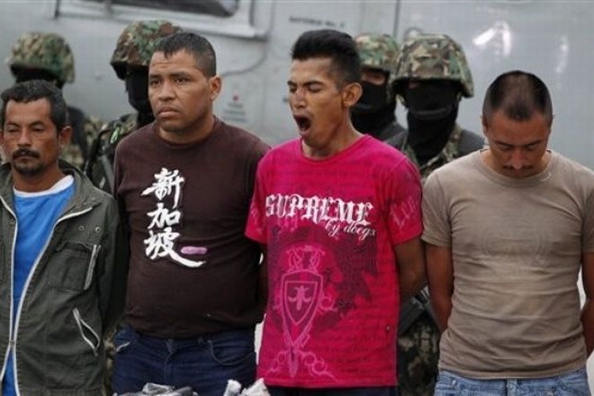 Pripadniki narkokartela Zetas ob prihodu v zapor.