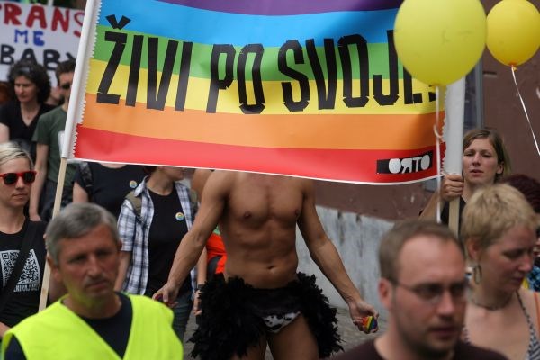 Parada ponosa v Beogradu se je leta 2010 končala s spopadi s skrajneži, v katerih je bilo več kot sto ljudi ranjenih, zato so...