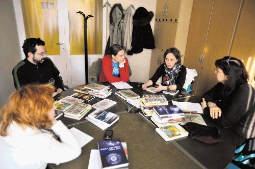 Strokovna žirija, ki jo sestavljajo (na fotografiji od leve proti  desni) novinarka in kritičarka Sandra Krkoč, pesnik in...