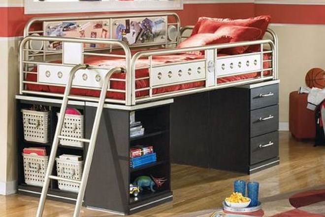 Odločite se lahko za večnamensko dvignjeno posteljo, pod katero je prostor za shranjevanje.