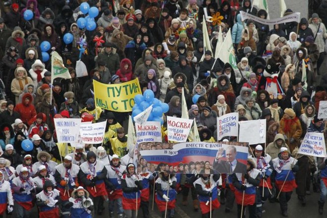 V Moskvi je na ulicah v podporo Putinu protestiralo 30.000 ljudi.