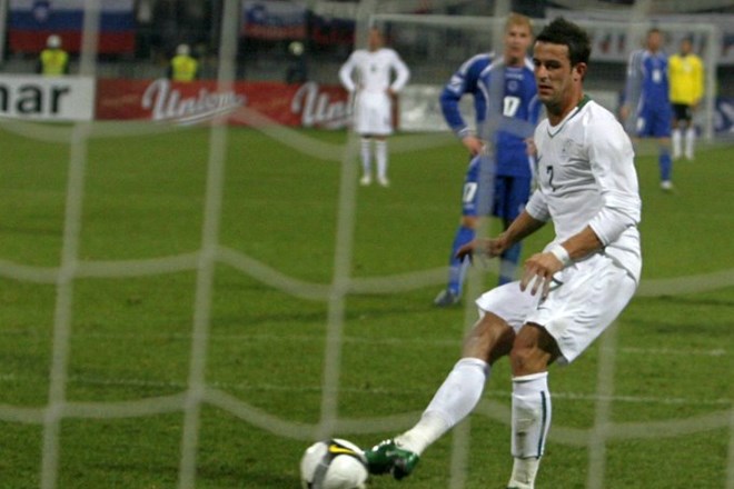 Mirnes Šišić je med letoma 2008 in 2010 12-krat oblekel dres slovenske reprezentance, na katerih je dosegel tudi dva...