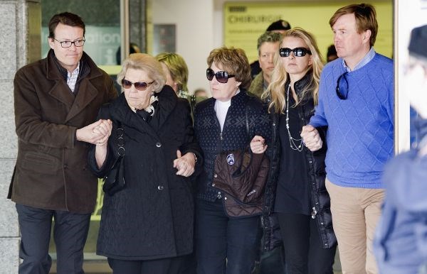 Prinčeva družina ob odhodu iz bolnišnice v Innsbrucku.