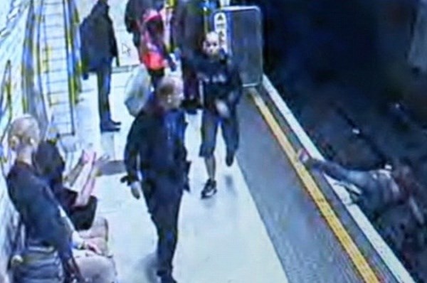 Šokanten incident v londonski podzemni železnici.