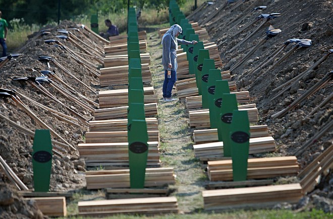 Karadžiću sodijo za odgovornost za poboj sedem tisoč Bošnjakov v Srebrenici.