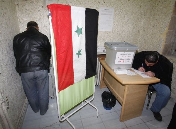 V Siriji poteka referendum o novi ustavi, ki med drugim predvideva večstrankarski politični sistem in demokratično izvoljene...