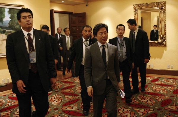 Spredaj japonski finančni minister Jun Azumi.