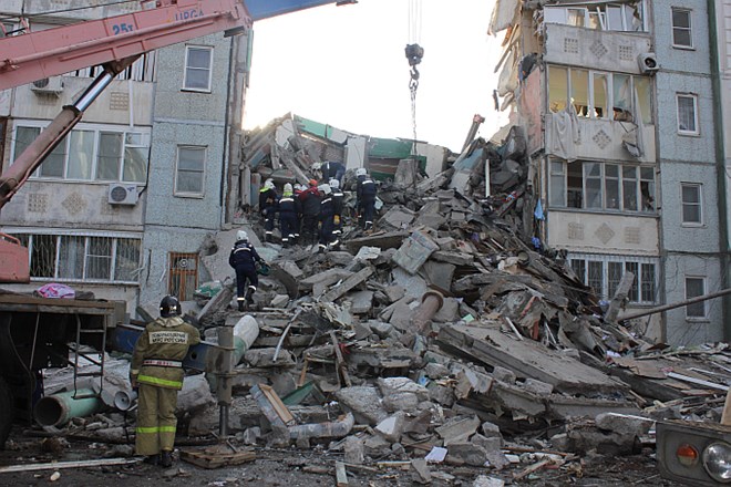 Eksplozija plina: 9-nadstropna zgradba pod seboj pokopala vsaj devet oseb