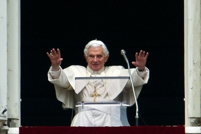 Papež  Benedikt XVI zahteva vpogled.
