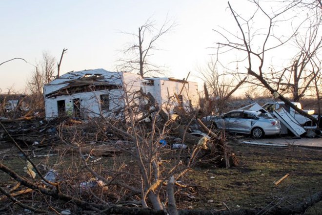 V ZDA je v opustošenju tornadov umrlo vsaj devet ljudi.