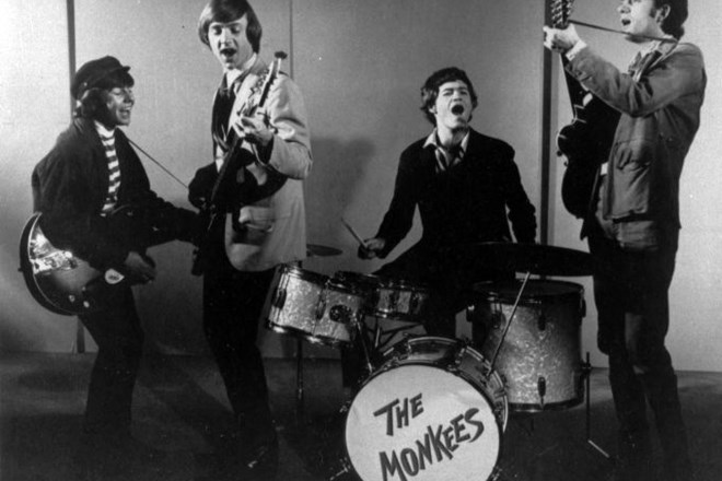 Za posledicami srčne kapi je danes v Miamiju umrl 66-letni Davy Jones, pevec skupine The Monkees.