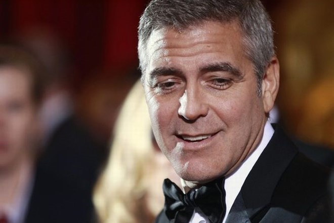 Georga Clooneya, ki je trenutno v zvezi z bivšo rokoborko Stacy Keibler, se prijemljejo govorice, da je gej.