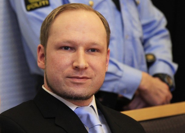 Breivik je priznal, da je 22. julija lani najprej izvedel bombni napad na poslopje norveške vlade, kjer je umrlo osem ljudi.