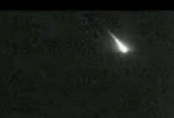 Strahov, da je strmoglavilo letalo, ni več: Sinoči je nebo Anglije in Škotske razsvetlil meteor