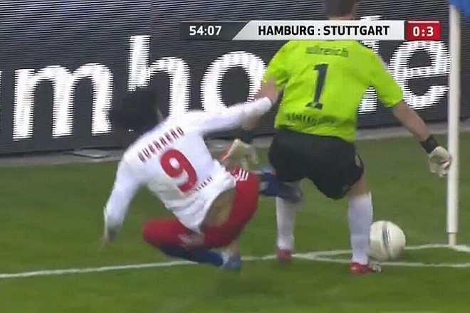 Paolo Guerrero je takole grobo podrl vratarja Stuttgarta.