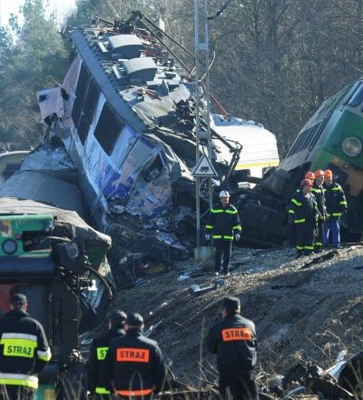 Najhujša železniška nesreča na Poljskem v več kot dveh desetletjih se je zgodila, ko sta čelno trčila vlak s sedmimi vagoni,...