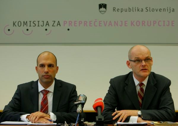 Od leve: namestnik predsednika protikorupcijske komisije Rok Praprotnik in predsednik komisije Goran Klemenčič.