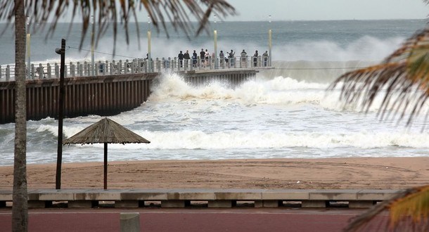 Ogromni valovi, ki jih je povzročila Irina, v južnoafriškem Durbanu.