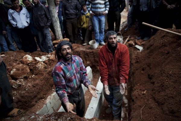 Grobovi za umrle protestnike v Idlibu.